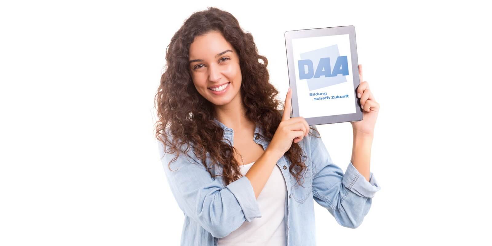 Frau hält ein DAA Logo