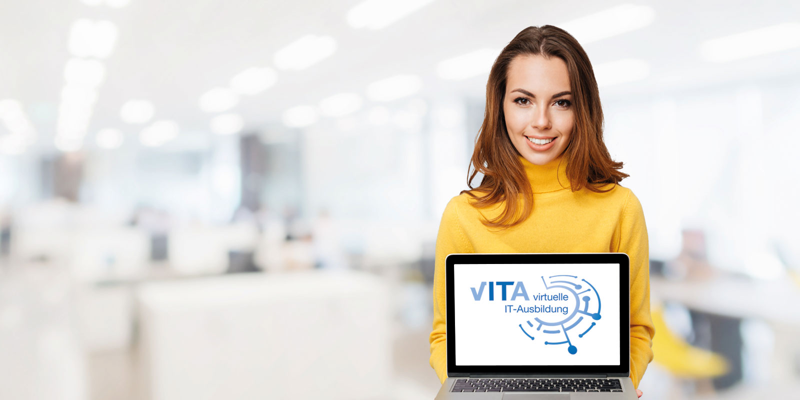 Eine Frau hält das vITA Logo