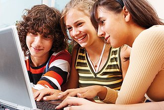 Junge Menschen vor einem Computer